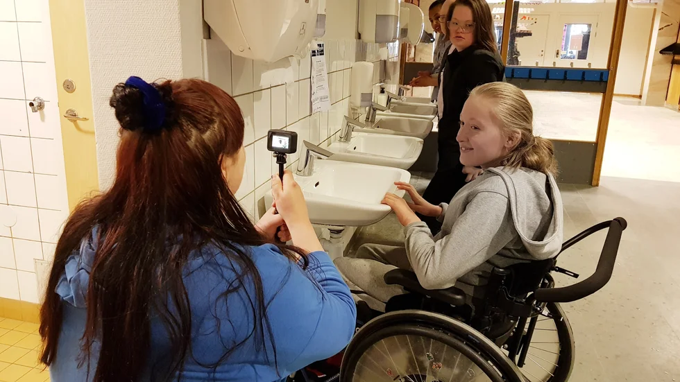 Amanda Wikström blir filmad när hon ska visa noggrann handtvätt.