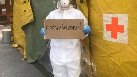 "Ni är guld!" skriver en person i kommentarsfältet under inlägget där sjuksköterskan Malin Edén vädjar om en stilla valborg. Bakom henne är tältet där misstänkt covidsmittade patienter provtas.