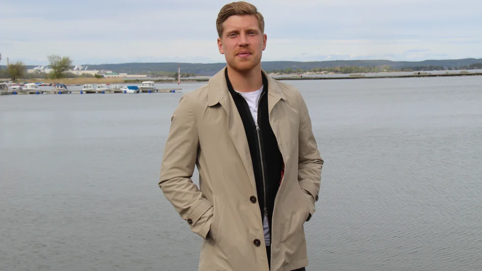 Alexander Fransson framför Bråviken. Närheten till vattnet är något han uppskattar med Lindö.