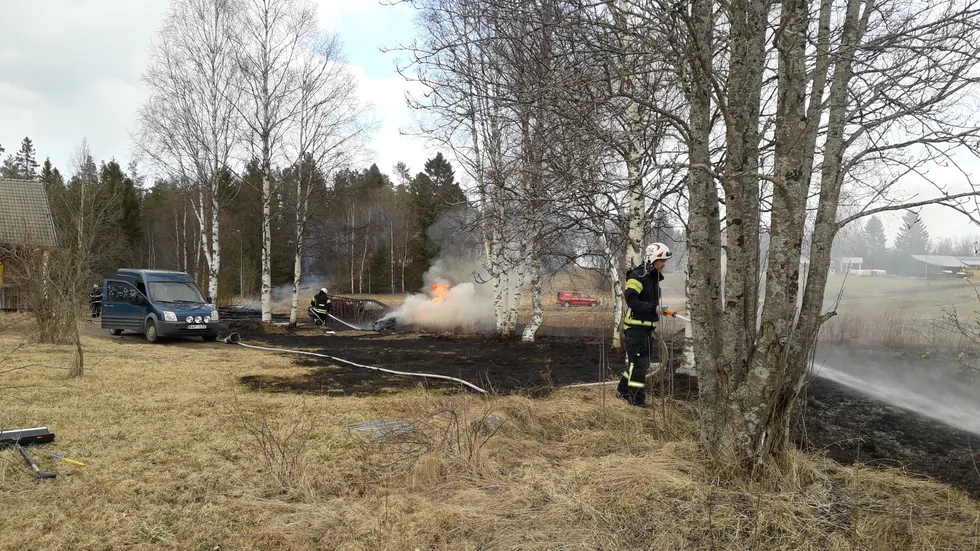 En gräsbrand uppstod vid Bissjön i Lövånger på torsdag.