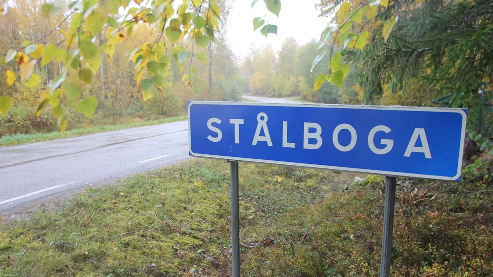 Trafikverket planerar att göra väg 896 mot Stålboga enskild. Det har fått de boende kring vägen att protestera. 