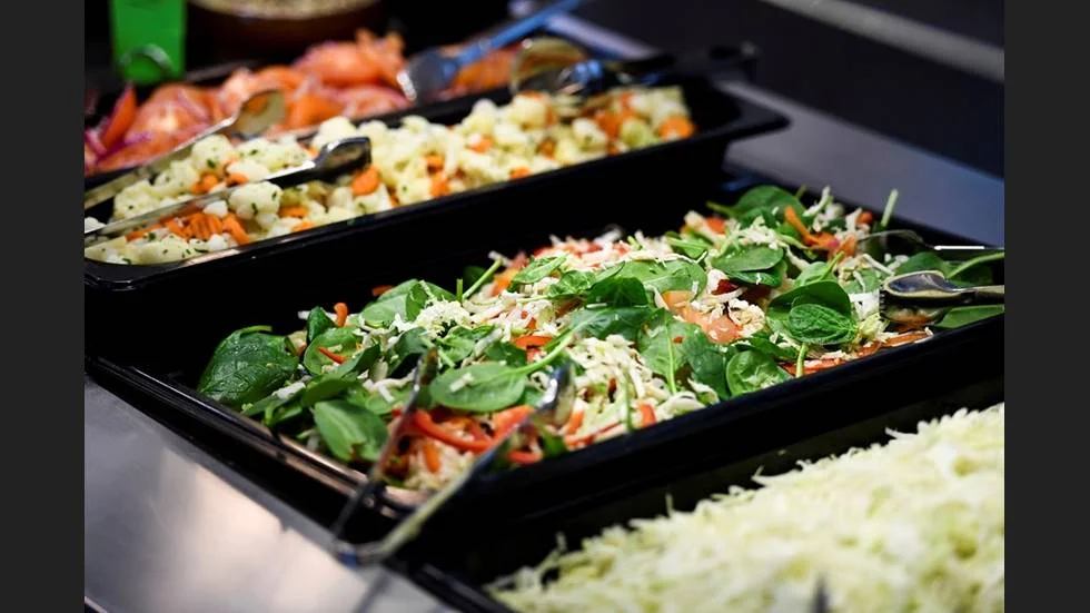 Nyköpings kommun vill inte göra som Eskilstuna kommun där man beslutat sig för att satsa miljonbelopp på gymnasieungdomarnas skollunch och samtidgt gynna näringslivet. 