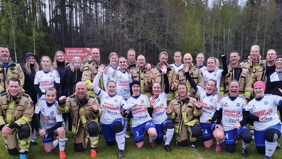 Många glada tillrop när Borensbergs deltidsbrandkår var med på fotbollsträning för Borensberg och Tjällmos damlags fotbollsträning.