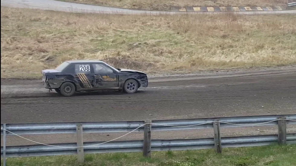 Folkracebil under lördagens träning på Bergbybanan i Vendel.