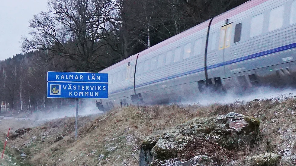 Genom att bygga Tjustbanan på pelare skulle restiden kortas och olyckorna minska. En bra sträcka för en försökslinje, tycker Westerwikspartiet.
