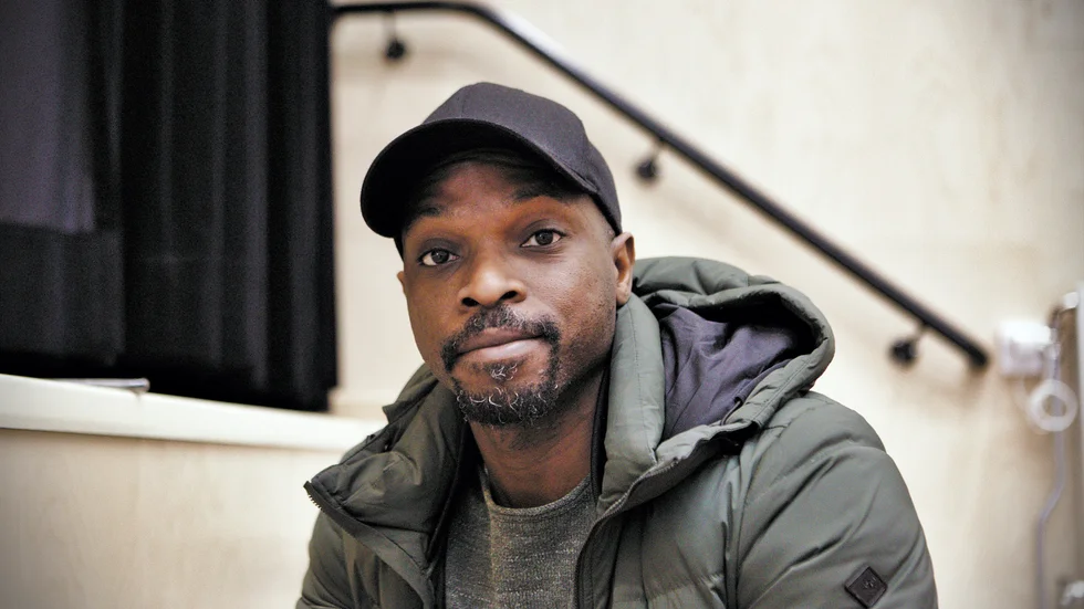 Kodjo Akolor kommer till stan med ståuppföreställningen "Lättkränkt och långsint".