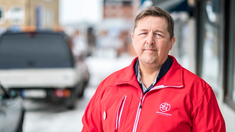 Mats Niemi (S), ledamot i socialnämnden, sparar inte på kritiken när det gäller kommunalrådets uttalande om att ett nytt äldreboende inte behövs.
