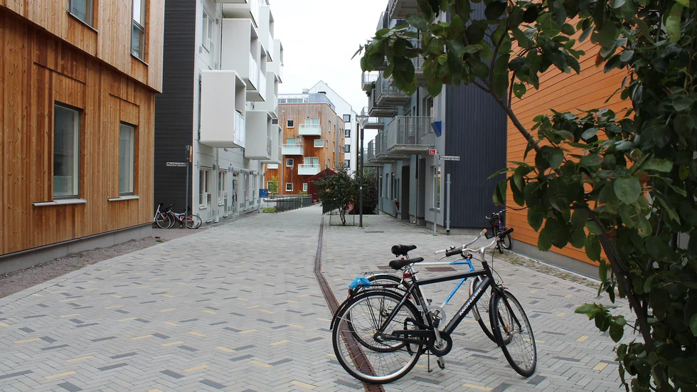 För att inbjuda till gång- och cykeltrafik har vägarna inte asfalterats utan belagts i ett vackert mönster utformat som mattor. För att upplysa om att det är enkelriktat har dock kommunen satt upp skyltar som ingen vet vad de betyder, menar insändarskribenten.