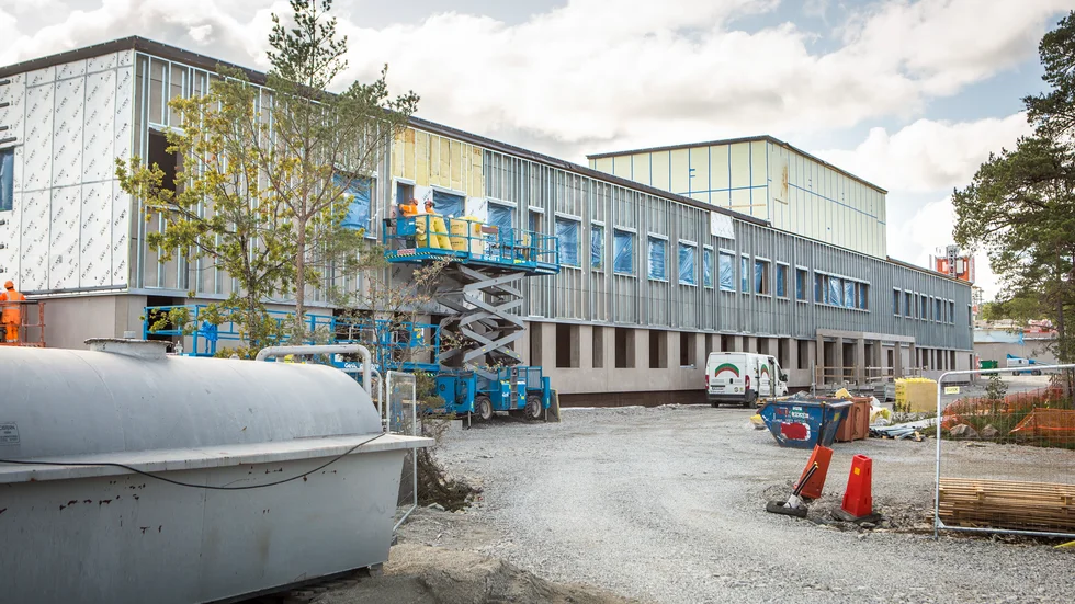 Den nya stabsbyggnaden för 18:e stridsgruppen är under uppbyggnad. I dag håller stridsruppen till i temporära lokaler på skjutfältet.