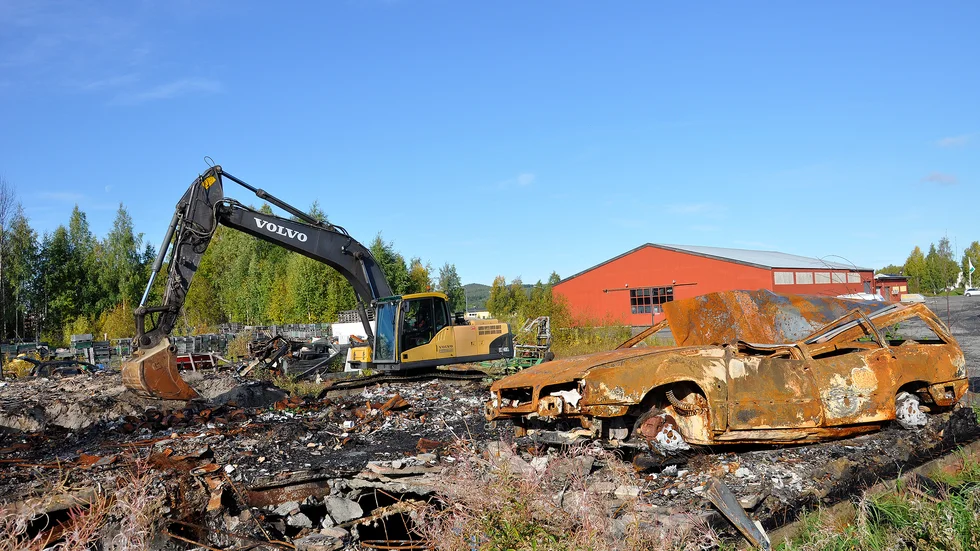 Nu har rivningen påbörjats av fastigheten på Björkelund.