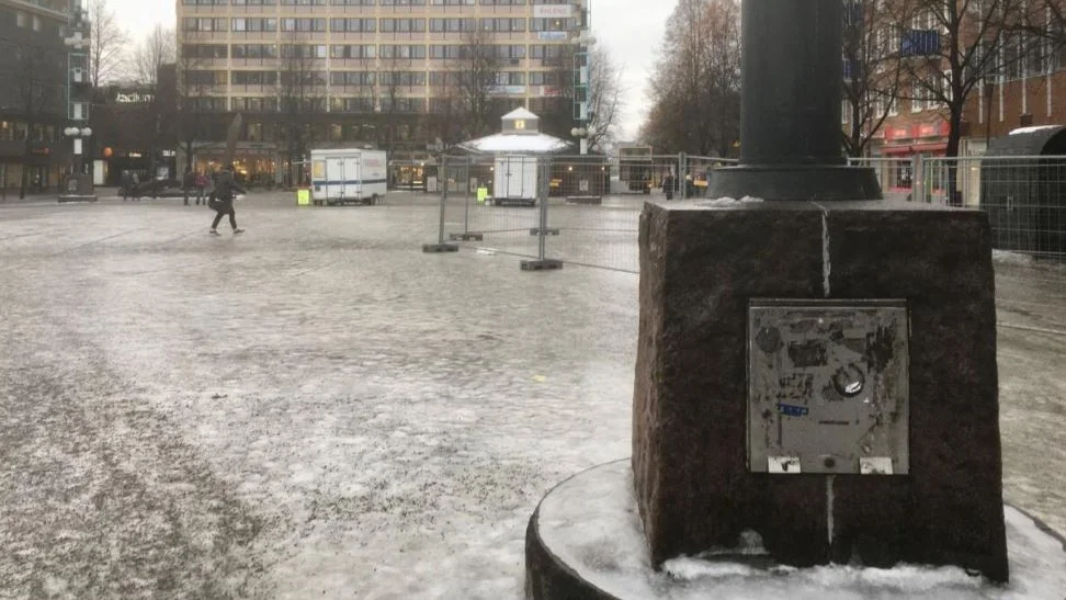 Personrånet inträffade mellan klockan 21 och 22 på tisdagskvällen vid torget i Skellefteå. Polisen vädjar nu om uppgifter från vittnen.