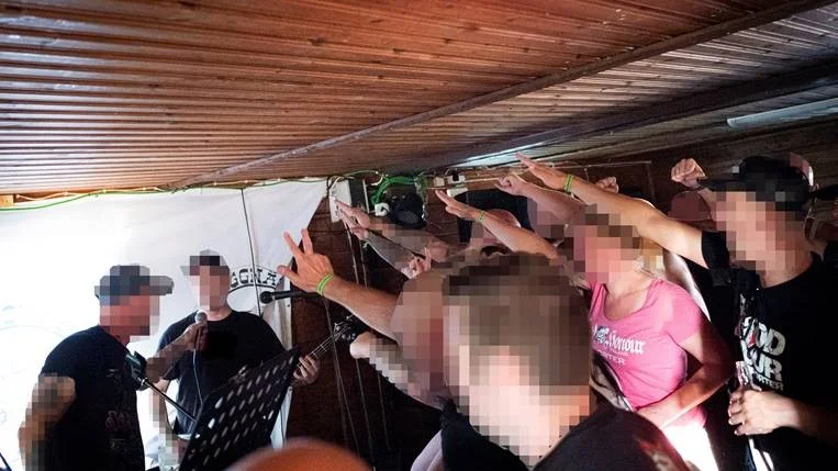 Tidningen Expos medarbetare såg flera personer göra nazisthälsningar under Kuggnäsfestivalen.