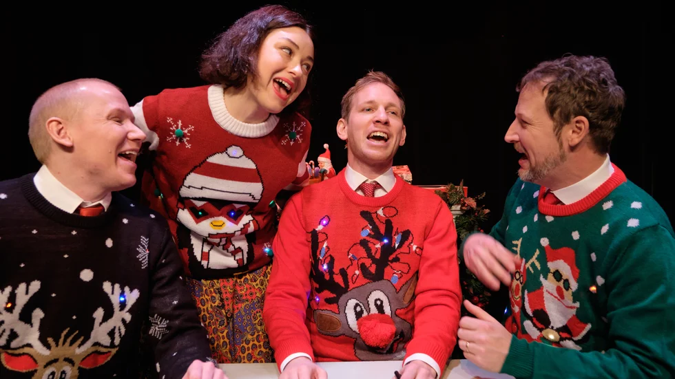 Alexander Lindberg, Madeleine Ferraud Norberg, Simon Reithner, Aksel Morisse firar jul i matchande tröjor.