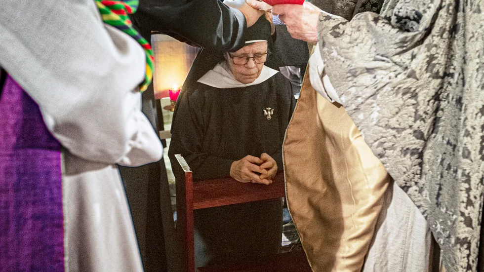 Alla närvarande välsignade syster Karin när hon installerades som priorinna i Alsike kloster. "Det är lite fint när det är trångt", sa hon efter mässan.