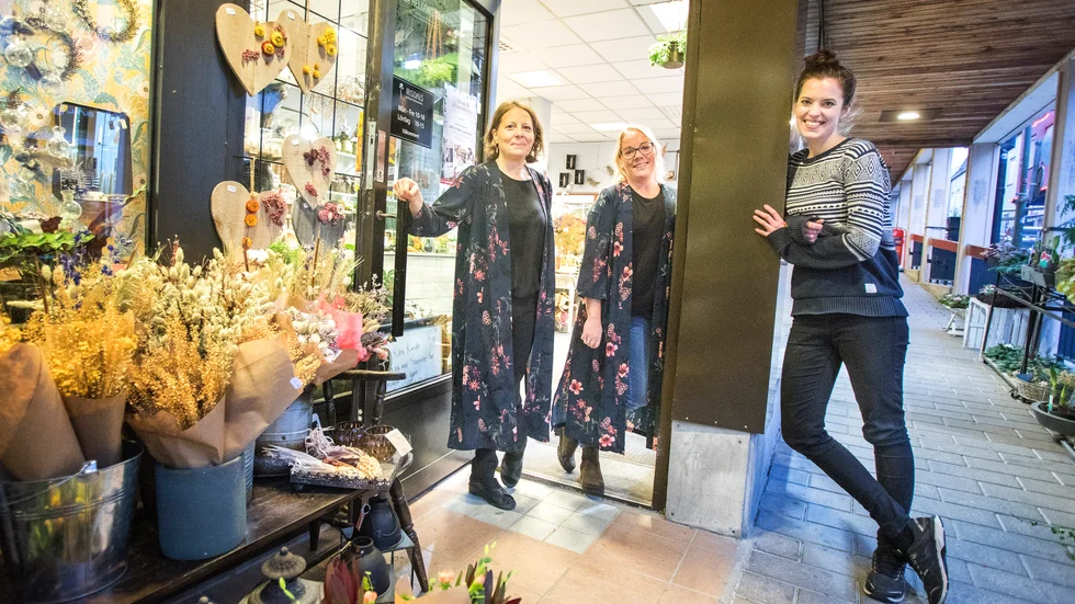 Anna Bendelin (till höger) har lämnat över ägandeskapet av Irisdals blomsterhandel till Frida Kalmén och Åsa Johansson (i dörren) som nu fortsätter driva butiken vidare på egen hand.