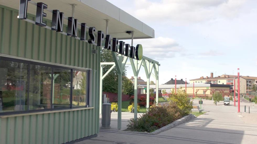 Tennisparken kan få kameraövervakning – men först ska man utreda om det är den bästa lösningen för att få stopp på skadegörelsen. 