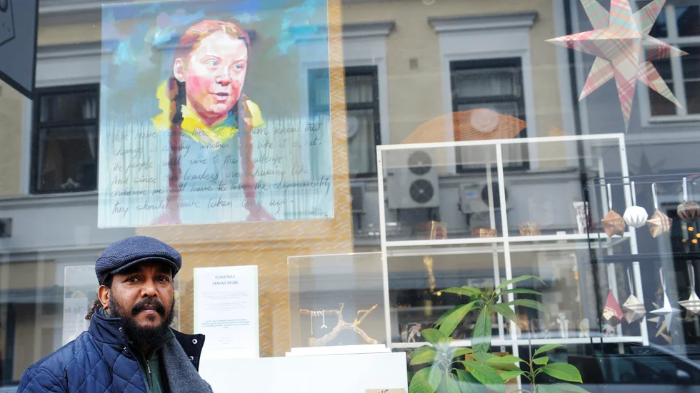 Västervikskonstnären Ermias Ekube vill göra en stor väggmålning och söker en vägg. Han vill måla klimataktivisten Greta Thunberg.