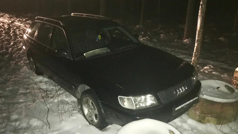 Ett vapen anträffades i eller intill bilen under måndagskvällen. (Arkivbild)