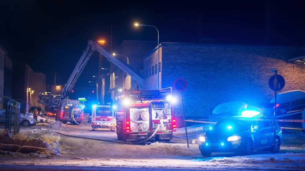 Ett stort antal brandmän från flera stationer arbetade med branden i byggnaden.