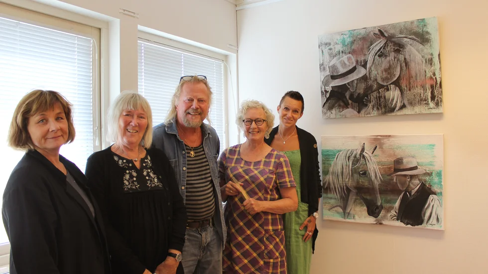 Några av utställarna, från vänster: Lena Palmgren, My G. Eriksson, Gösta Holmer, Karin Klöör och Camilla Berg. Hästarna har Camilla målat.