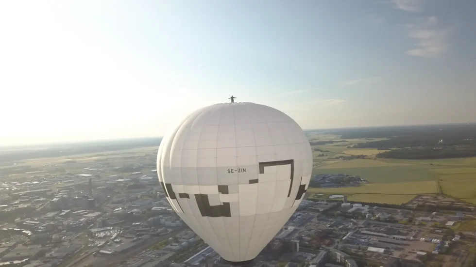 I musikvideon till låten "Picasso" står Amer Sarsour på en luftballong som seglar över Uppsala. Han är en av de första i världen att göra ett "extreme performance", som Amer Sarsour kallar det.