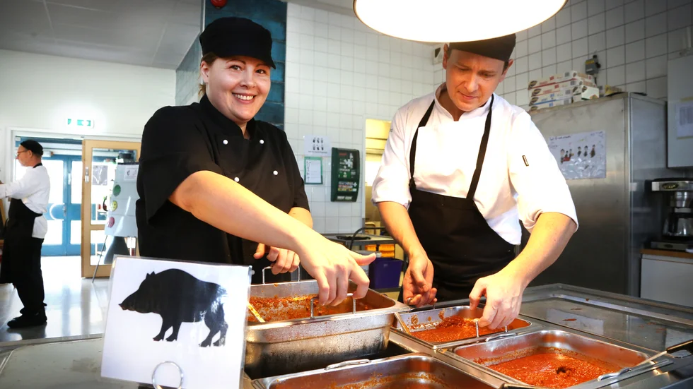 Tove Fahmy och Joakim Pettersson med vildsvinsfärsen som serveras istället för vanlig köttfärssås.