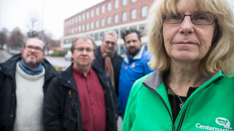 Om oppositionen inte får sitt förstahandskrav tillmötesgått, hotar gruppledarna att stoppa budgetförslaget. Inger Fredriksson (C) tillsammans med Nicklas Adamsson (MP), Tony Rosendahl (V), Joha Frondelius (KD) och Jesper Ek (L).