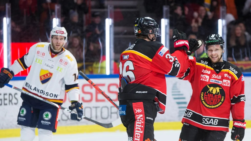Emil Larsson gratuleras av Einar Emanuelsson efter Larssons ledningsmål i den första perioden.