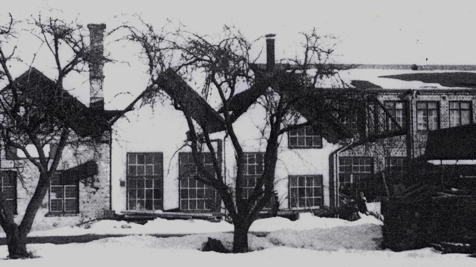 Kristiansons Mekaniska Verkstad. Fotot taget från väster. Det hus som skymtar längst till vänster är Kungsgatan 7, med Svenssons Foto.