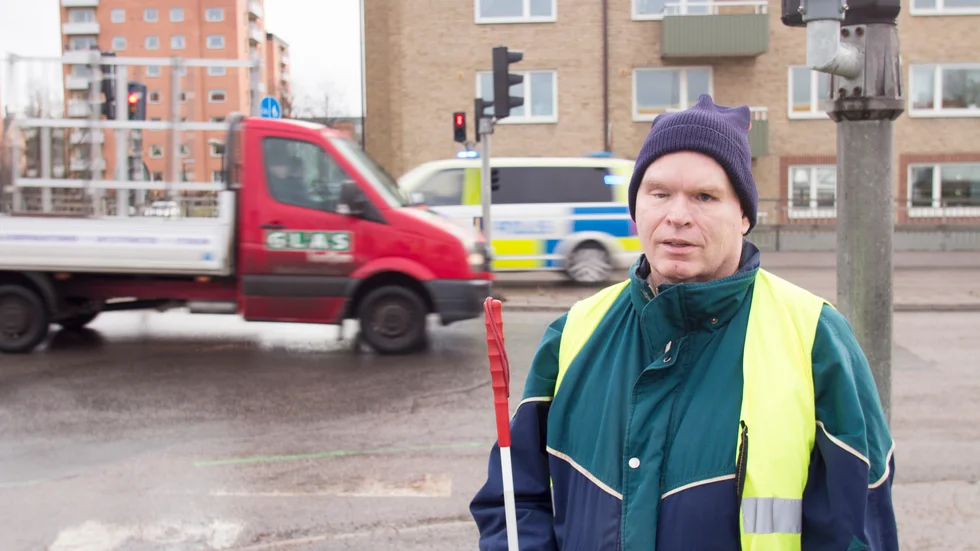 Lars-Ove Nederman är ordförande för Katrineholms lokalavdelning av Synskadades riksförbund. Han är orolig att trafikmiljön för synskadade blir mindre säker när trafikljusen tas bort.