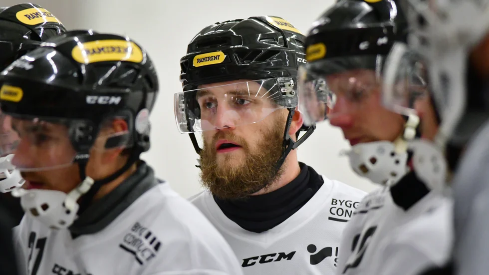 August Elebring gör ingen hemlighet av att han håller hårt på Hammarby. ("Fast inte i bandy!"). Nu ställs han och hans lag Sirius mot AIK på Studenternas.