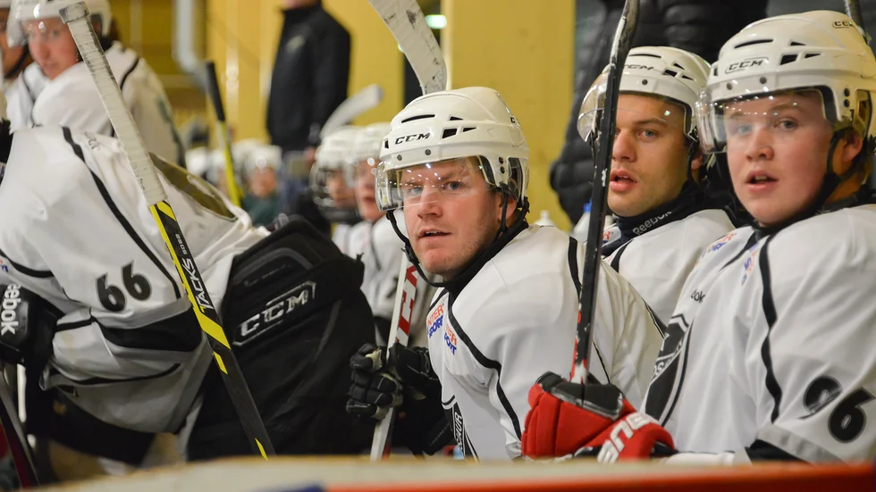 Viktor Westerlund (närmast till höger) prickade in ett hattrick från sin backposition när Arvidsjaur besegrade tabelltvåan Dragons borta med hela 6-0.