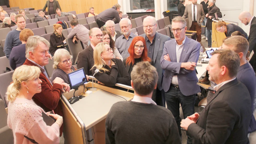 Fullmäktige tog en paus för att ge ledamöterna möjlighet att fritt diskutera hur de skulle hantera förslaget att upphäva beslutet om hyresfria lokaler för pensionärs- och handikappföreningar. 