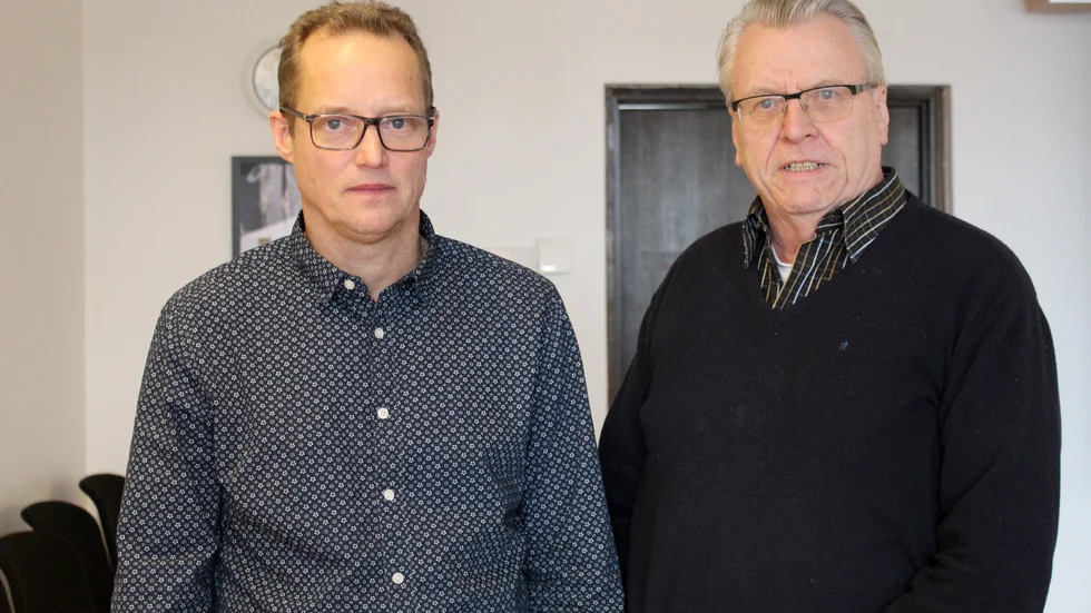 "Det är väl det som är positivt." säger Peter Karlsson (C) (till vänster) om nämndens underskott som minskat från 2018. Till höger Kjell Alexandersson (M). 