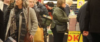 "Folk får känna och klämma på böckerna"