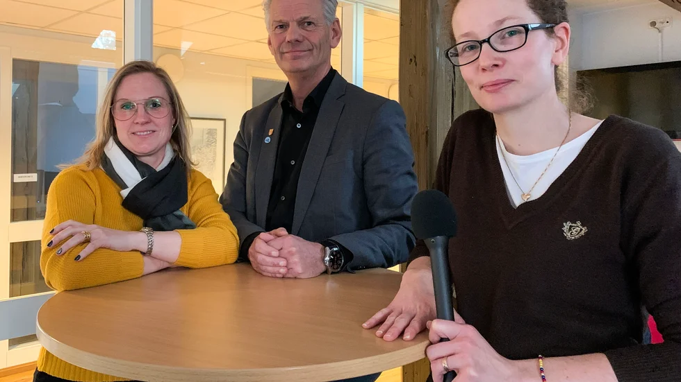 Lina Handberg tar emot Frida Edholm och Peter Karlsson.