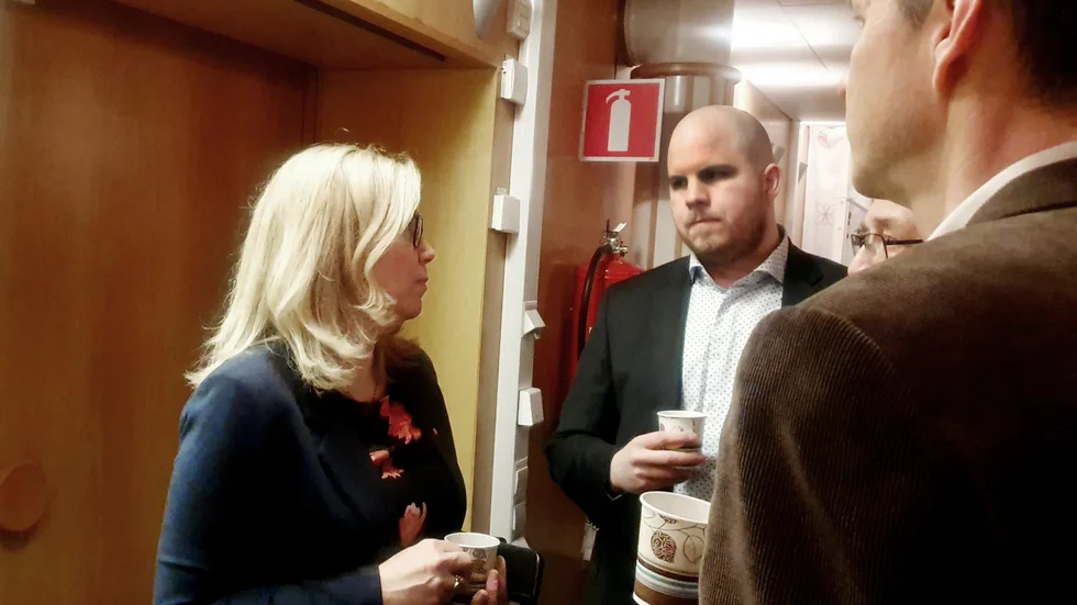 Kommunalrådet Lenita Ericson (S) i diskussion med bland andra Eric Lundvall (C) och Arne Nykänen (C).