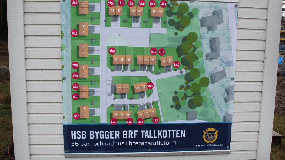 AFC-ledningen och tränaren Özcan Melkemichel har mycket att ta tag i den närmaste tiden då de i dagsläget bara har 14 spelare under kontrakt.