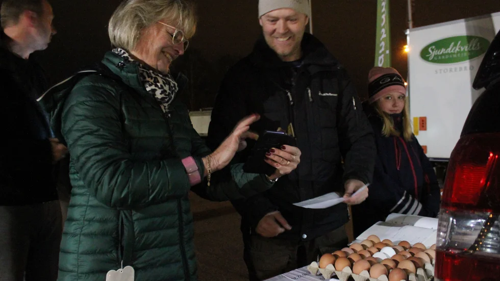 Christina Thorstensson handlar ägg av Bjarne Axelsson. "Det är viktigt för mig att handla lokalproducerat så långt det är möjligt."
