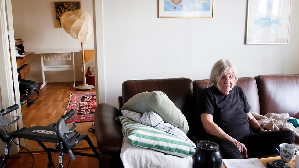 Mangelbordet hos Anita Gunnars gapar fortfarande tomt. Nu JO-anmäler hon socialchefen, socialutskottet och Vingåkers kommun för hur de hanterat ärendet med hennes trasiga och försvunna mangel. 