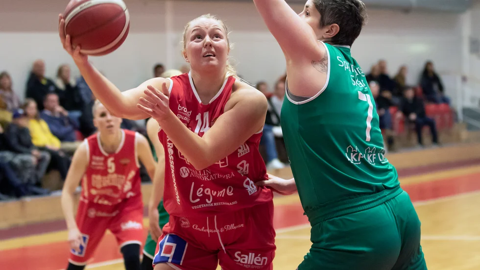 Tyra Carlsten Handberg i duell mot Eos bjässe Dubravka Dacic.