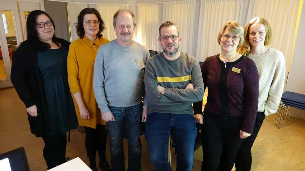 Framtidsteamet har genomgått en utbildning i att skapa relationer med projektdeltagarna. På bilden Johanna Malmberg, studie- och yrkesvägledare, Charlotte Tärnblom, arbetsterapeut, Royne Nilsson, fritidsledare, Fredrik Winberg, Inger Christensen och Johanna Bergström, arbetsmarknadscoach.
