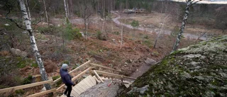 Promenad bland träd och hus vid Emils Backe