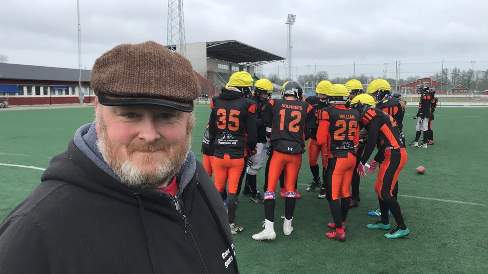 Tränaren Niclas Steklmacher förbereder sitt Motala-Vadstena Blackhawks för en ny säsong i amerikansk fotboll. På lördagen var det träningsläger hemma på Idrottsparken.