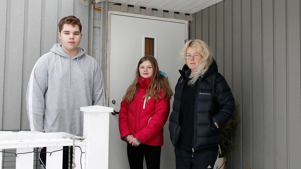 Lucas Lindbäck och Maja Eriksson lämnades på en busstation i Arvidsjaur mitt i natten. "Uppskrämda barn ringde oss mitt i natten", säger Johanna Myr-Lindbäck