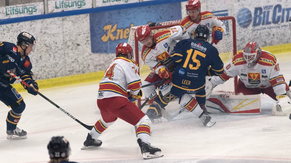 Ryker Leer (nr 15) gjorde två mål och en assist, men trots det tog det stopp för Visby Roma i Allettans hemmapremiär mot Skövde.
