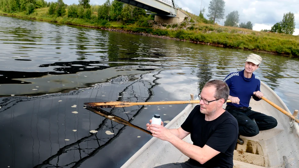 ”Det är bra att människor är observanta och larmar”, sade Fredrik Nordblad, Länsstyrelsens Miljöanalysenhet, som i somras tog prov på vattnet i Ängesån. Detta efter att en återkommande beläggning med vita fläckar på ytan oroat fiskare och andra. Nu har svaret på gåtan kommit.
