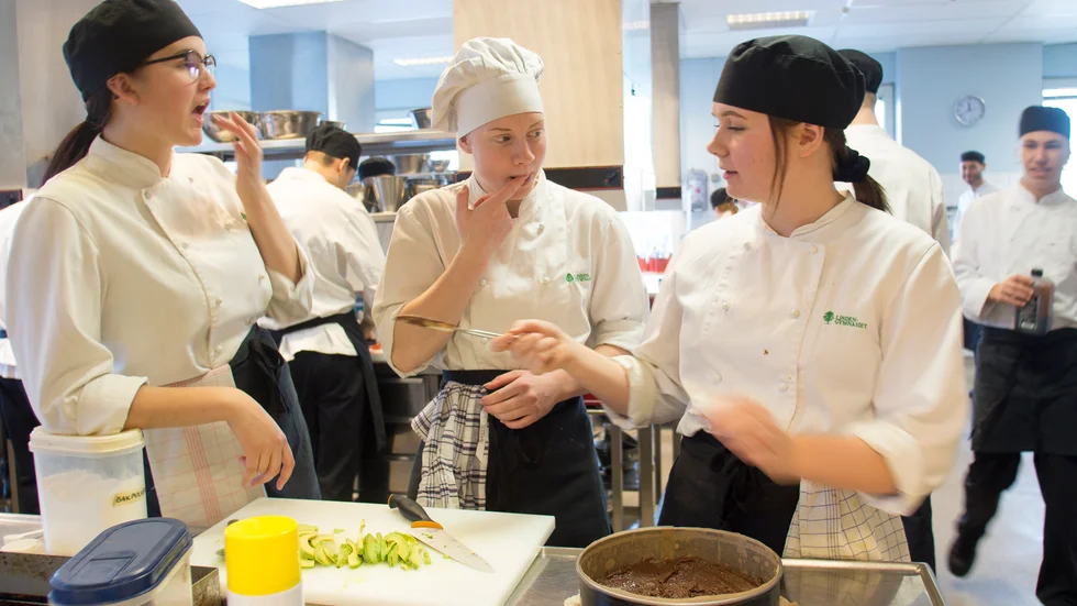Ellen Svensson, Tilde Lundhe och Kajsa Andersson provsmakar sin kladdkaka med dadlar och avokado.