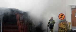 Ett tjugotal bilar förstörda i bränderna