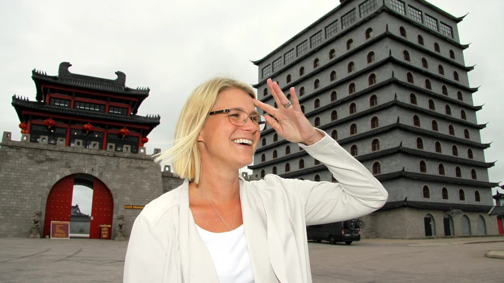 Sara Donnerstål är med och sätter fart på verksamheten i Dragon Gate. Hon fascineras av den coola och häftiga byggnaden.